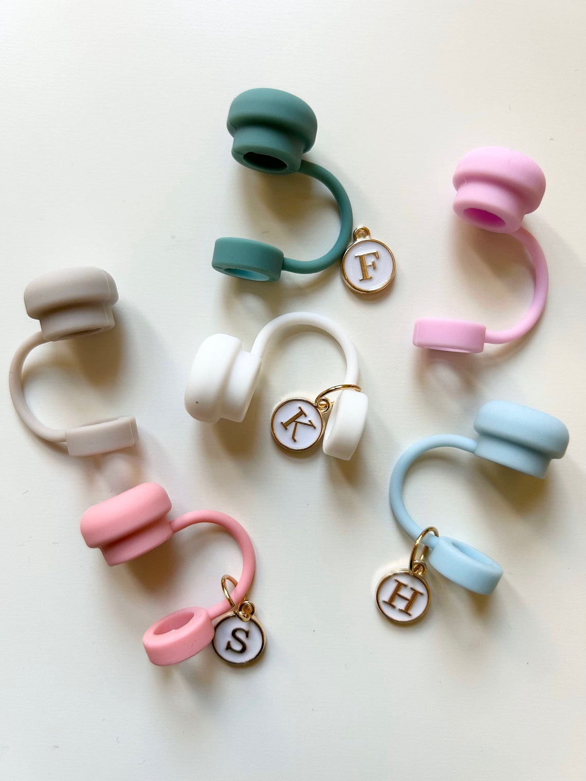 Personalised Silicone Straw Cap with Initial Charm – Fits Stanley & Yeti Cups