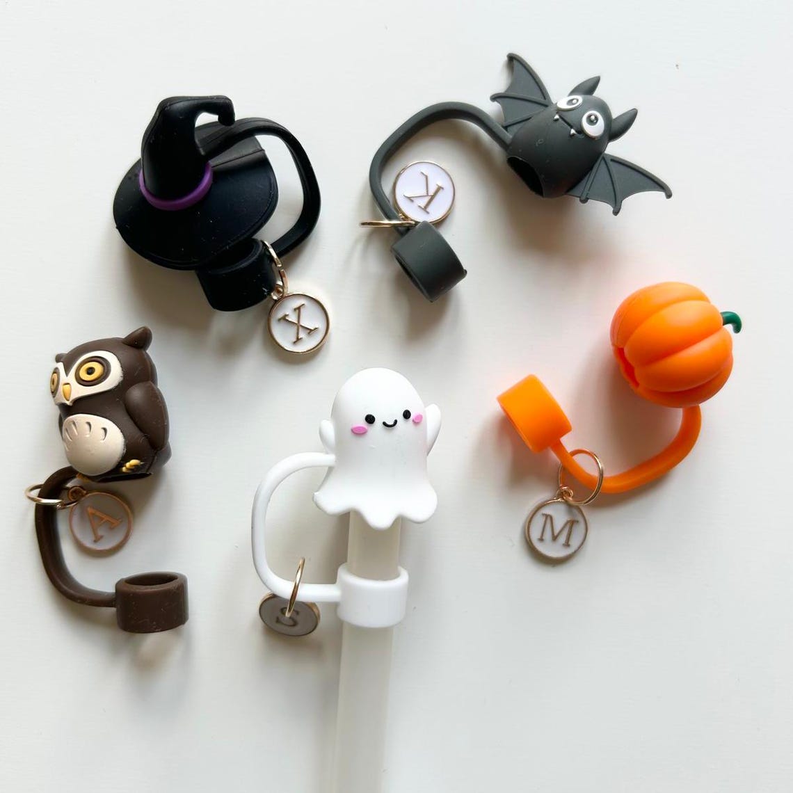 Halloween Silicone Straw Toppers with Custom Letter Charm – Leak-Proof Drink Covers